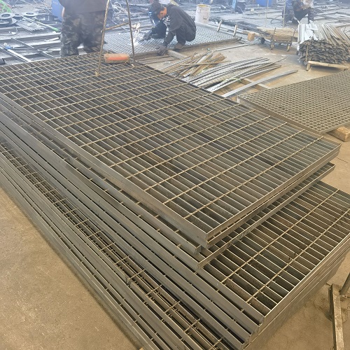 高空作業(yè)平臺(tái)專用鋼格板：安全承重設(shè)計(jì)全解析！